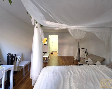 320 W 30th Street - Photo Thumbnail 1