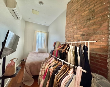 228 Kingsland Avenue - Photo Thumbnail 7