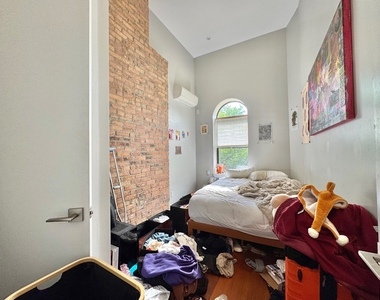 228 Kingsland Avenue - Photo Thumbnail 4