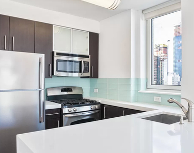 West 37th Street - Photo Thumbnail 2