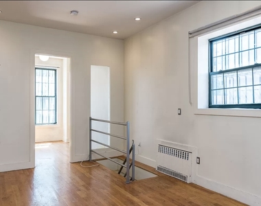12 Underhill Avenue - Photo Thumbnail 7