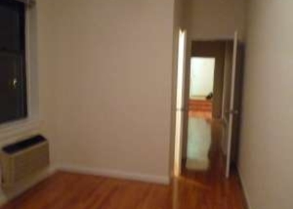 E 76 St - Photo 1