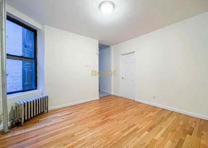 700 E 9th St - Photo 1