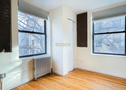 E 10th St - Photo 1