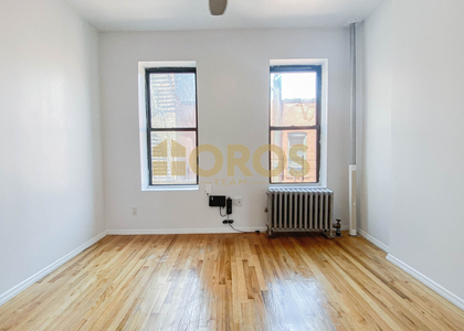 215 E 10th St - Photo 1