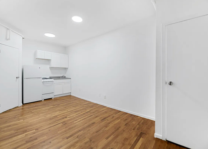 2 Bedrooms, Lincoln Square Rental in NYC for $3,000 - Photo 1