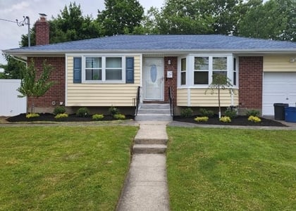 3 Bedrooms, Deer Park Rental in Long Island, NY for $4,000 - Photo 1