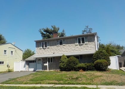 5 Bedrooms, Hicksville Rental in Long Island, NY for $3,700 - Photo 1