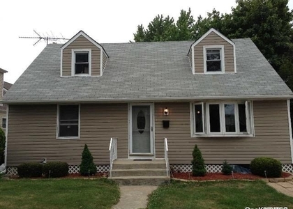 5 Bedrooms, Hicksville Rental in Long Island, NY for $4,000 - Photo 1