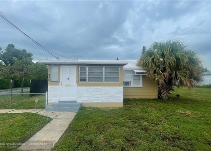 2 Bedrooms, South Middle River Rental in Miami, FL for $1,700 - Photo 1