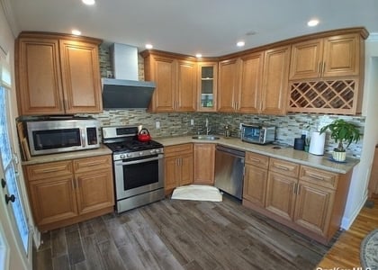 3 Bedrooms, East End North Rental in Long Island, NY for $3,500 - Photo 1