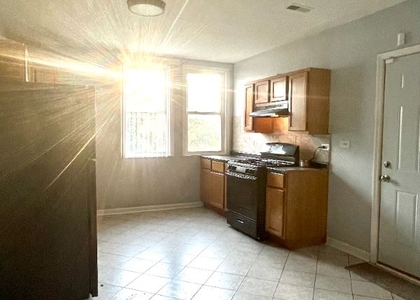 5 Bedrooms, Woodlawn Rental in Chicago, IL for $1,950 - Photo 1