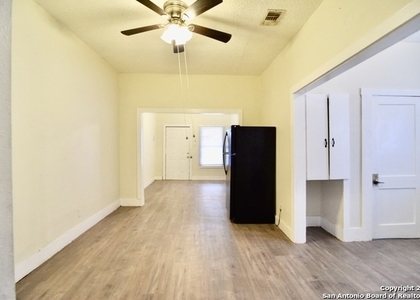 2 Bedrooms, Woodlawn Lake Rental in San Antonio, TX for $825 - Photo 1