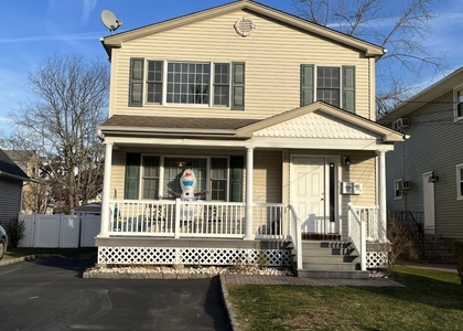 2 Bedrooms, Manorhaven Rental in Long Island, NY for $2,600 - Photo 1