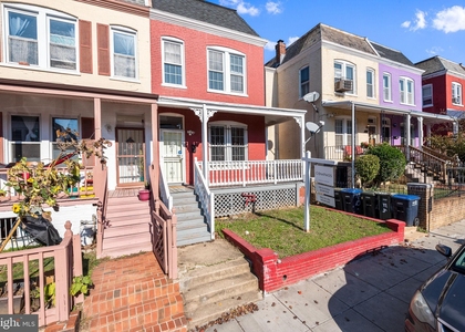 727 Gresham Place Nw - Photo 1