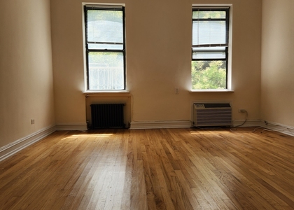 East 46th Street/ 3rd saave - Photo 1