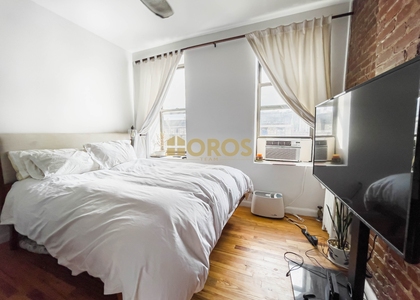 215 East 10th Street - Photo 1