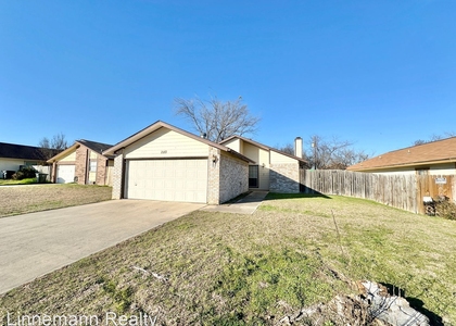 2113 Creekwood Dr - Photo 1