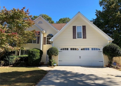 605 Suwanee Lakes Circle - Photo 1