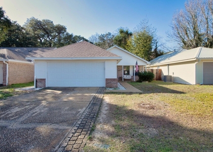 906 Lawton Court - Photo 1