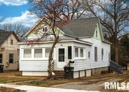 406 W Sycamore Street - Photo 1