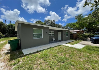 4910 Sw 28th Ter - Photo 1