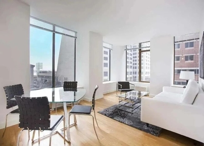 10 Hanover Square - Photo 1
