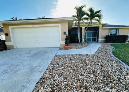 5221 Sw 19th Place - Photo 1