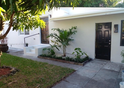 1023 Sw 12th Ct - Photo 1