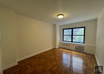 East 55 Street - Photo 1