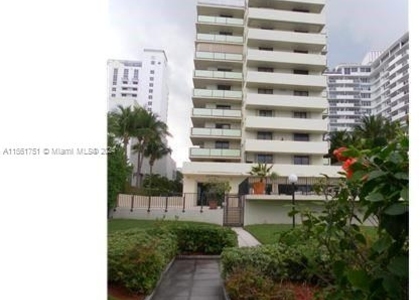 1621 Collins Ave - Photo 1