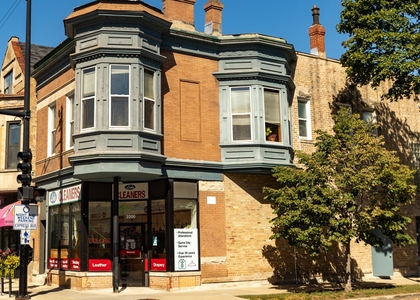 2200 W Belmont Avenue - Photo 1