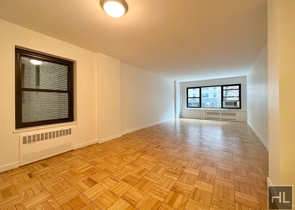 East 55 Street - Photo 1