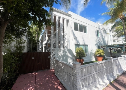 220 Collins Ave - Photo 1