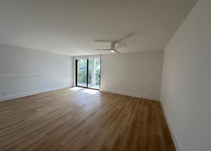 2625 Collins Ave - Photo 1
