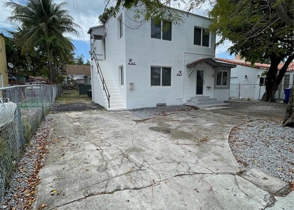 1017 Sw 12th Ave - Photo 1