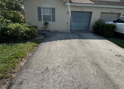4854 Sw 32nd Ter - Photo 1