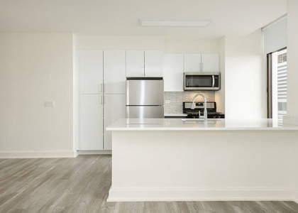10 Hanover Square - Photo 1