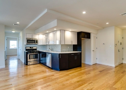 Astoria Boulevard - Photo 1