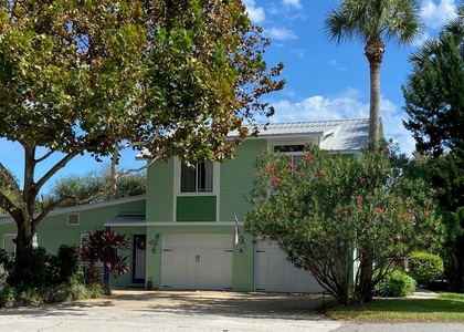 411 S Pine Street - Photo 1