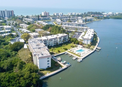 600 Sutton Place - Photo 1