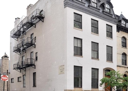 10 Chase Street E - Photo 1