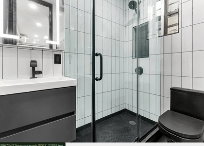 438 w 52 - Photo 1