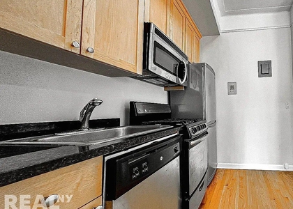 W 13th St - Photo 1
