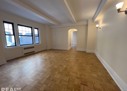 Christopher St - Photo 1