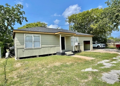 611 N Avenue D - Photo 1