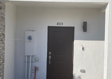 805 Ne 211 St - Photo 1