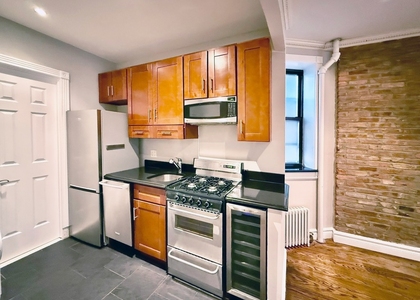 E 10th St - Photo 1
