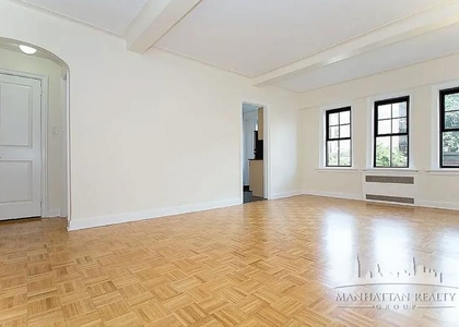 Christopher St - Photo 1