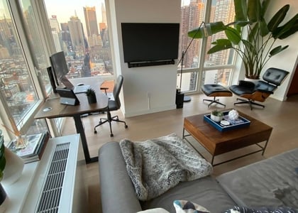 Gotham West  - Photo 1